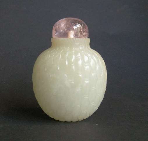 Rare jade snuff bottle sculpted on all the surface - Basket shape